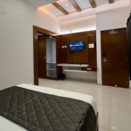 Le Hotel Host Tiruchirappalli Экстерьер фото
