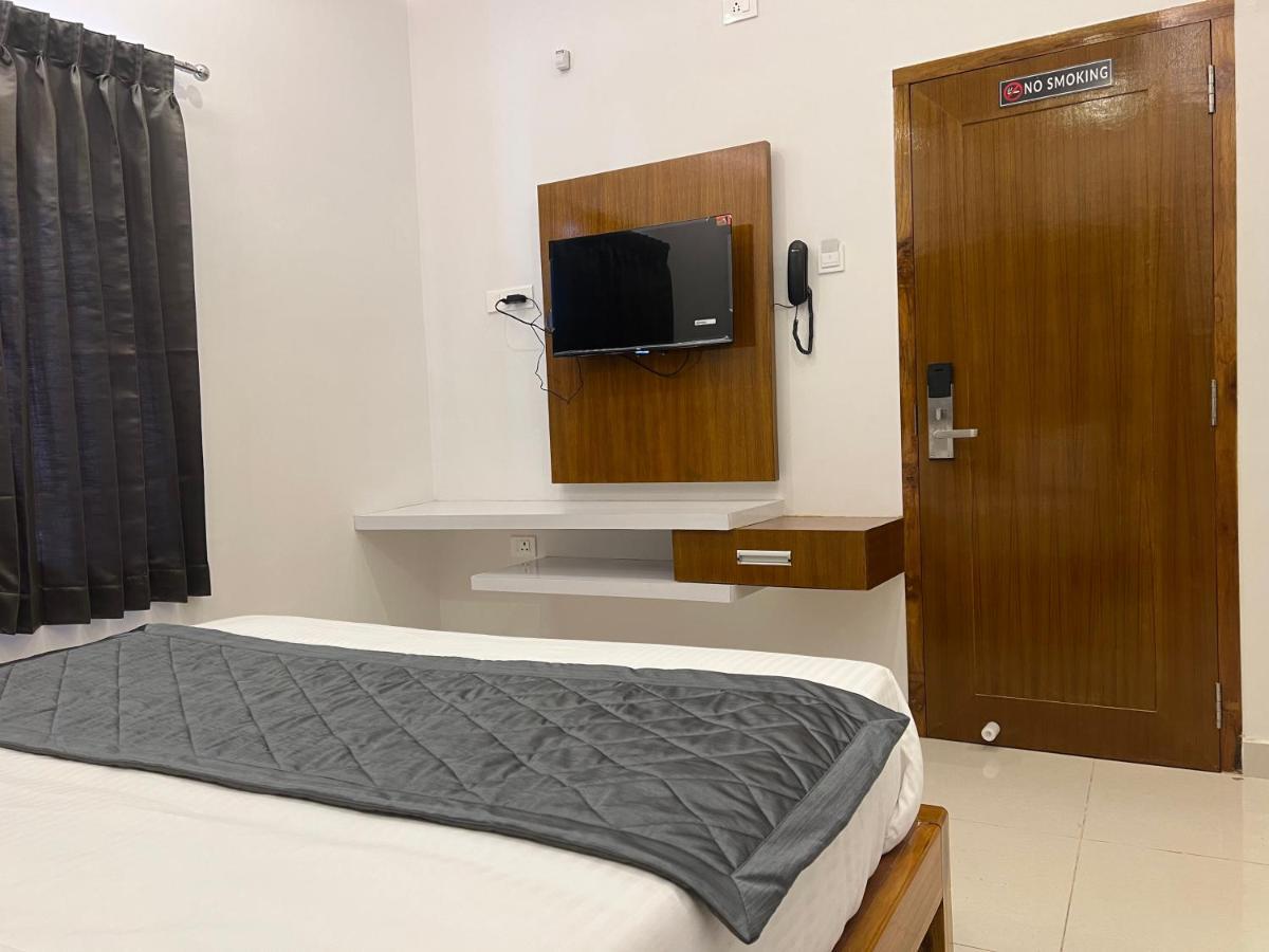 Le Hotel Host Tiruchirappalli Экстерьер фото